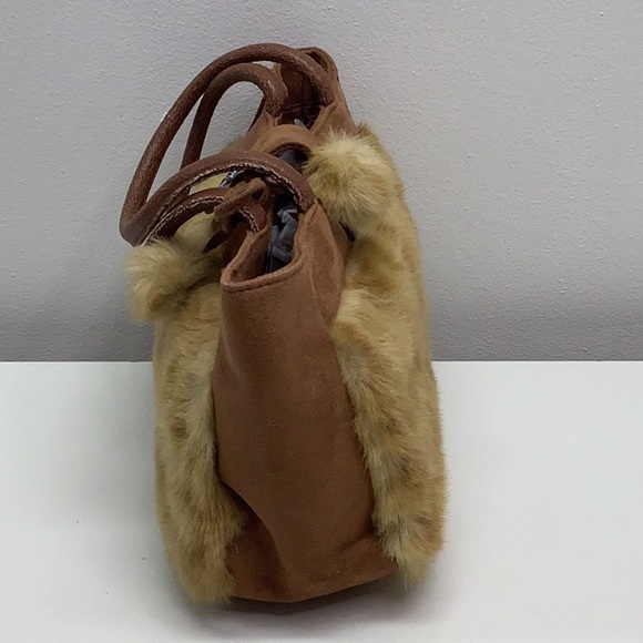 Fur small tote bag with pompom accent and front beaded clasp Preowned - Picture 4 of 6